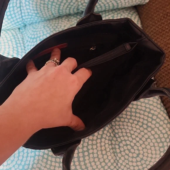 Tommy Hilfiger Vintage Black and White Tote Bag with Monogram Design - Picture 9 of 12